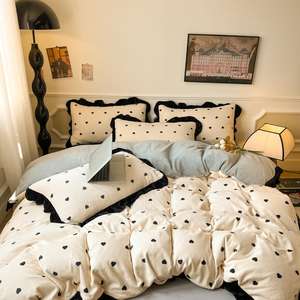 AOYATEX Cómodo varios estilos Juego de cama grueso Personalizado Tres piezas Lindo encaje en forma de corazón Conjunto para dormitorio - Product Image 1