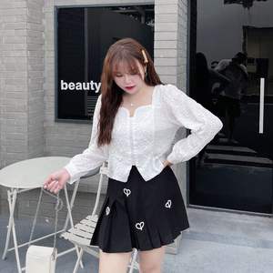 กระโปรงจีบเอวสูงสีดำสำหรับผู้หญิงขนาดพลัสไซส์พร้อมประดับด้วยลูกปัดมุก N8140 - Product Image 3