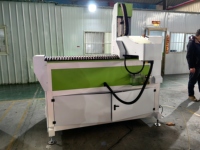 Machine de fraisage CNC pour profilés en aluminium, course de 400 à 3000 mm, adaptée aux profilés en alliage d'aluminium, perçage de portes et fenêtres