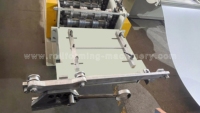 Machine de formage de panneaux de profilés métalliques pour tuiles à lamelles architecturales avec moteur à engrenages