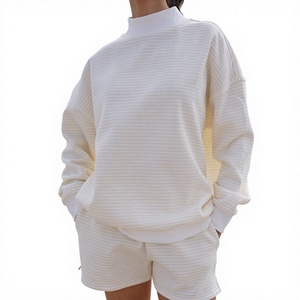 Sudadera de punto grueso con cuello simulado y hombros caídos a rayas, estilo casual oversize para mujer, ideal para otoño e invierno. - Product Image 1