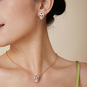 Boucles d'oreilles pour femmes haut de gamme, tête de léopard unique, entièrement serties de diamants, plaquées or, émail <span class=keywords><strong>noir</strong></span>, yeux verts, tendance et originales - Product Image 6