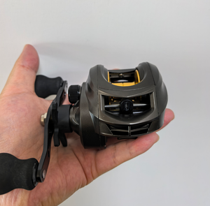Carrete de Pesca AK2000 7.2:1 con Relación de Engranajes, 8 kg de Potencia Máxima de Arrastre, Carrete de Metal para Pesca en Agua Salada y Dulce - Product Image 1