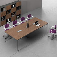 Table de conférence moderne en bois avec structure métallique élégante et écran de séparation pour bureau d'entreprise ou mobilier d'hôtel