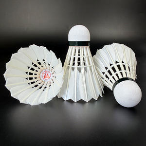 Volant de badminton SNOWPEAK T2 avec logo personnalisé, vol stable, qualité A+, pour tournois professionnels et clubs, plumes de canard de quatrième qualité - Product Image 4