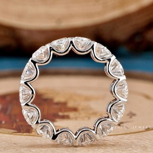 Anillo de Diamantes de Joyería Fina de Lujo con un Diamante Central Redondo Brillante y Delicados Detalles en Pavé para un Romance Eterno - Product Image 4