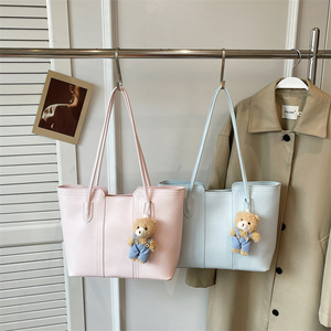 <span class=keywords><strong>Sac</strong></span> fourre-tout en cuir <span class=keywords><strong>souple</strong></span> avec pendentif ours mignon, <span class=keywords><strong>sac</strong></span> de shopping pour femmes pour le travail quotidien et les voyages - Product Image 1