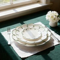 Service de vaisselle en céramique Fatroy de forme florale européenne avec bord coloré, assiettes de présentation pour les décorations de table de mariage