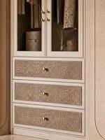 Système de dressing intelligent de luxe moderne, armoire sur mesure avec îlot de rangement central et éclairage LED intégré pour chambre principale de villa