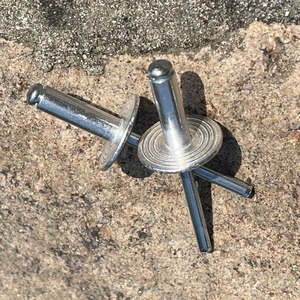 Remaches de impacto de extremo abierto DIN7337 con cabeza abombada zincada, remaches ciegos de aluminio y acero 3.2/4.0/4.8 para <span class=keywords><strong>remachadora</strong></span> - Product Image 1