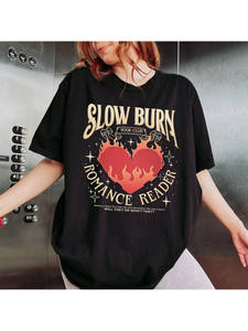 T-shirt Slow Burn Book Club a maniche corte, girocollo, 100% cotone, stampa logo Romance Reader sul davanti, taglie forti da donna - Product Image 3
