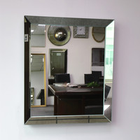 Miroir mural éclairé carré à bords biseautés personnalisé pour hôtels 5 étoiles, design moderne sans cadre pour salle de bain
