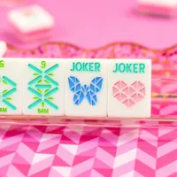 Set Mahjong Akrilik Transparan Mewah Warna Pink, Permainan Mahjong Amerika Barat dengan Pola Lucu, Perlengkapan Hadiah Santai Dalam Ruangan untuk Wanita