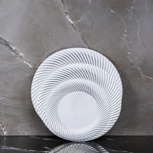 Assiettes de fête en plastique jetables avec bordure en argent blanc Assiettes de mariage fantaisie robustes Assiettes à dessert et apéritif Vente en gros - Product Image 1
