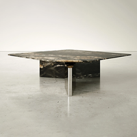 Table basse de luxe en marbre biseauté avec pieds en métal, style déstructuré, pour la maison de rêve