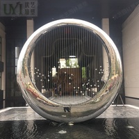 Superbes sculptures circulaires en eau Technique polie avec thème de mascotte