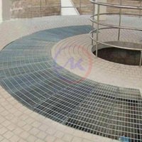 Grille carrée en acier galvanisé robuste antidérapante pour passerelles et plateformes, avec design courbé pour les murs de réservoirs ronds et de conduites