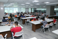 Chaise de formation moderne pliable avec siège en tissu, empilable, chaise d'étude en plastique avec structure métallique pour salle de classe, bureau, salle de conférence