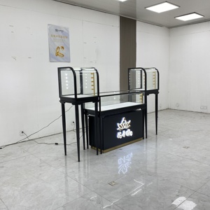 Exhibidor de Joyería de Lujo Negro y Dorado - Vitrina de Vidrio con Iluminación LED y Mostrador de Marca - Product Image 2