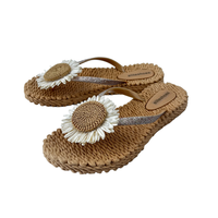 Tongs de plage décontractées pour femmes Design de tissage de fleurs de marguerite avec semelle intérieure épaisse en PVC Sandale antidérapante légère avec semelle plate