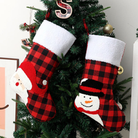 Chaussettes de Noël brodées avec bordure en fourrure Sherpa, motif Père Noël, bonhomme de neige, renne, cheminée, décoration de la maison, cadeau
