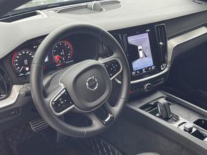 Voiture d'<span class=keywords><strong>occasion</strong></span> <span class=keywords><strong>Volvo</strong></span> <span class=keywords><strong>V60</strong></span> B5 48V 2022, break de luxe d'<span class=keywords><strong>occasion</strong></span>, conduite à gauche, automatique, robuste, high-tech, sportif, scandinave, 250 ch, 350 Nm - Product Image 4