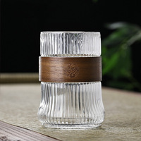 Tasse à thé à bulles transparente en verre borosilicaté fait à la main tasse en verre à rayures verticales côtelées simples avec col en bois