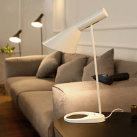 Lampe de table LED électrique, design moderne et épuré, style hôtelier américain, pour lecture et décoration, lumière blanc chaud, idéale pour salon nordique et chevet.