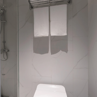 Revêtement mural flexible en composite rainuré texturé bois-marbre SPC, imperméable, pour salon, design intérieur personnalisé