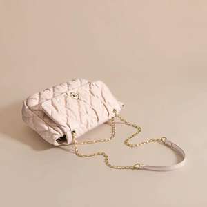 Sac à bandoulière personnalisé pour femme, haut de gamme, léger, imperméable, en polyester PU, avec chaîne décorative. - Product Image 5