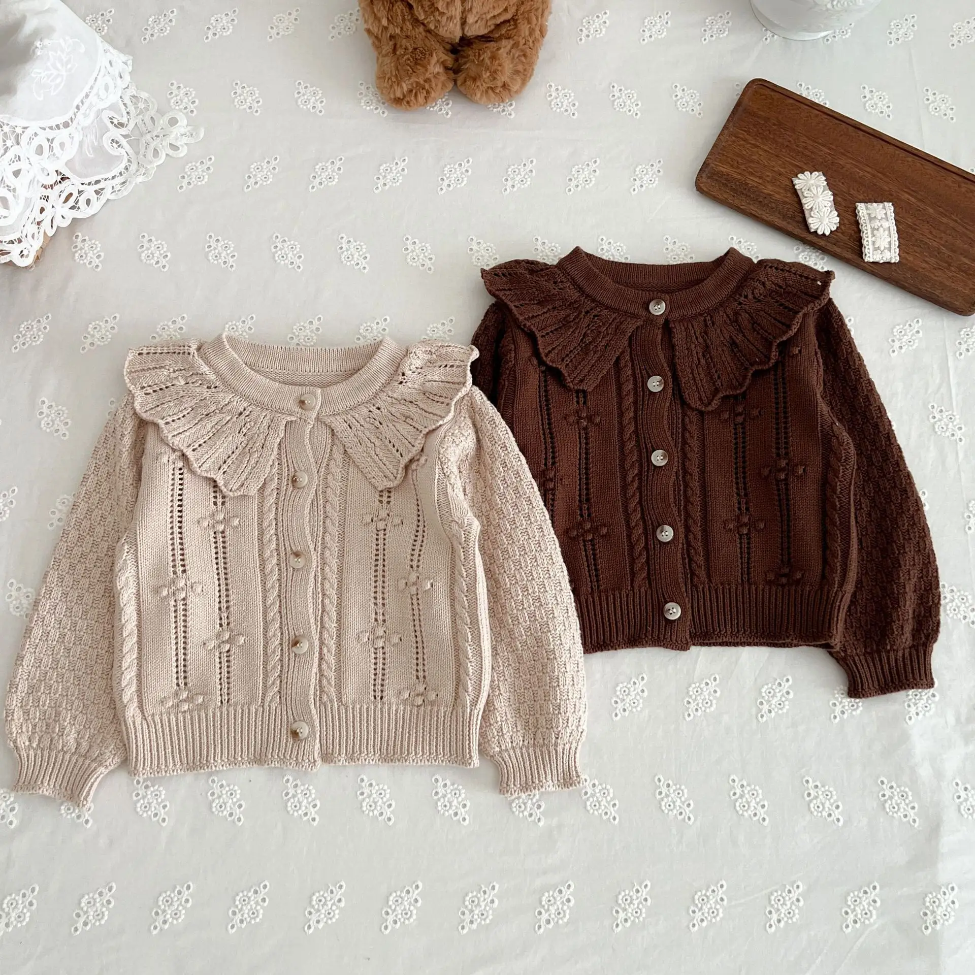 2023 Outono inverno bebê malha camisola Peter Pan Collar manga comprida Crochet botão encerramento Cardigan Outerwear para meninas