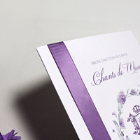 Carte d'invitation de mariage multicolore avec ruban violet, impression couleur du logo et du texte