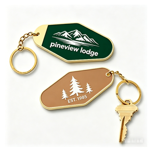 Llavero Personalizado de Aleación de Zinc Chapado en Oro con Esmalte Duro, Diseño de Dibujos Animados Vintage de Hotel Pineview Lodge, Ligero - Product Image 5