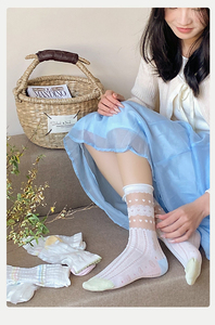 Chaussettes transparentes en maille blanche pour femmes avec motif cœur pastel et nœud, volants et fronces, idéales pour l'été - Product Image 2
