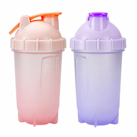 Shaker à protéines en plastique transparent mat de 500ml personnalisé bouteille d'eau d'été de fitness à boire directement pour la salle de sport activité en plein air
