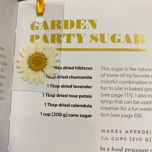 Marque-page en fleurs séchées pressées avec des marguerites, des hortensias, des fleurs sauvages, des roses, des fougères, cadeau pour un enseignant ou un groupe - Product Image 3