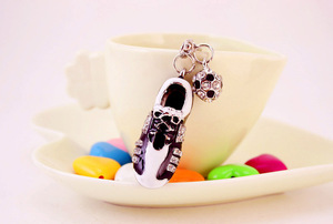 Porte-clés en alliage de cristal 3D en relief, design durable, pour hommes et femmes, cadeau tendance - Product Image 4