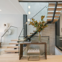 Escalier moderne à poutre centrale en acier au carbone, marches en bois, garde-corps en verre pour projet intérieur de villa