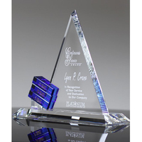 Trophée triangulaire en cristal avec incrustation bleue pour la reconnaissance des partenariats et de la collaboration