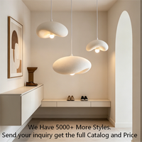 Luminaire suspendu au design artistique distinctif, forme moderne et unique, pour table à manger, salon et décoration intérieure tendance.