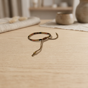Bracelet artisanal Sstringz en perles Miyuki Delica dorées, brunes et pêche, réglable, minimaliste et géométrique. - Product Image 6