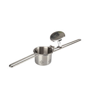 Presse-purée robuste en acier inoxydable pour faire de la purée de pommes de terre moelleuse - Product Image 4