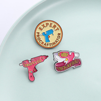 Pistol Lem Panas Kartun Enamel Pin Expert Procraftinator Packing Heat Brooches DIY Crafters Penghobi Kerajinan Tangan Seni Bros Perhiasan