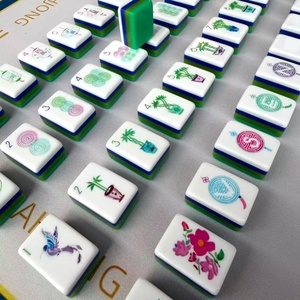 Juego de Mahjong Acrílico Americano Verde de Lujo 07, Grabado Moderno de Jazmín, Estuche de Viaje Premium para 4 Jugadores - Product Image 1