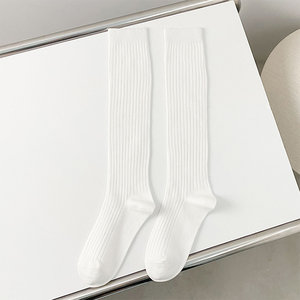 Calzini caldi da donna di alta moda termica al ginocchio di colore solido bianco e nero per ragazze della scuola spessa invernale - Product Image 6