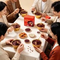 Soupe sucrée instantanée chinoise traditionnelle à la pâte de haricots rouges avec du chenpi et des graines de lotus pour enfants
