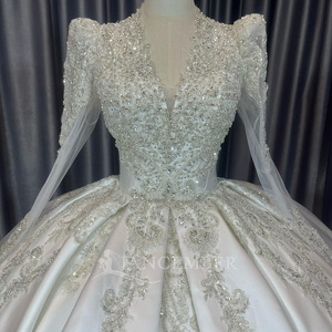 Robe de mariée Lscm110 en satin et dentelle d'Alençon ivoire, style robe de bal, luxueuse et moderne, avec perles et sequins, décolleté cœur et traîne chapelle - Product Image 3