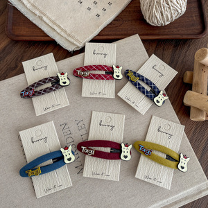 Il nuovo fermaglio ovale a forma di cucciolo con <span class=keywords><strong>lettere</strong></span> a quadretti in stile retrò coreano è realizzato in tessuto e presenta una frangia alla moda sulla <span class=keywords><strong>fronte</strong></span>. - Product Image 3