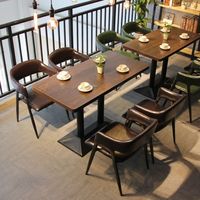 Ensemble de meubles de restaurant rétro, canapé en cuir marron rembourré, table en bois avec chaises en cuir pour bar à whisky, speakeasy