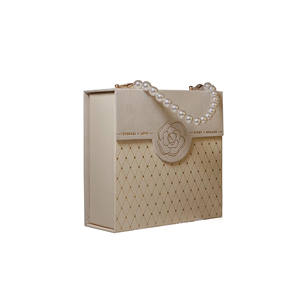 Elegante y Bonito Estuche de Regalo para Boda con Diseño de Camelia de Montaña, Creativo, Reciclable, Rígido, con Laminación Brillante - Product Image 1